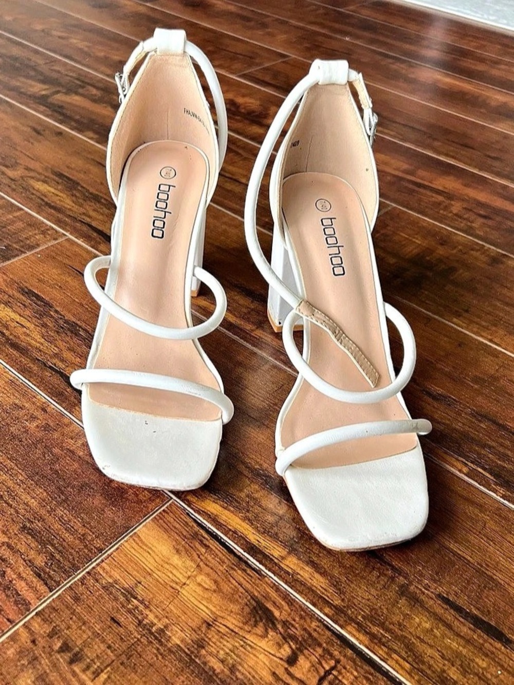 boohoo Strappy Block Heel Sandals in White US 10